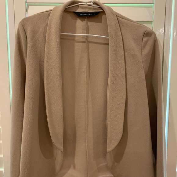 Mendocino Seven Sisters Light Beige Blazer - Picture 2 of 11